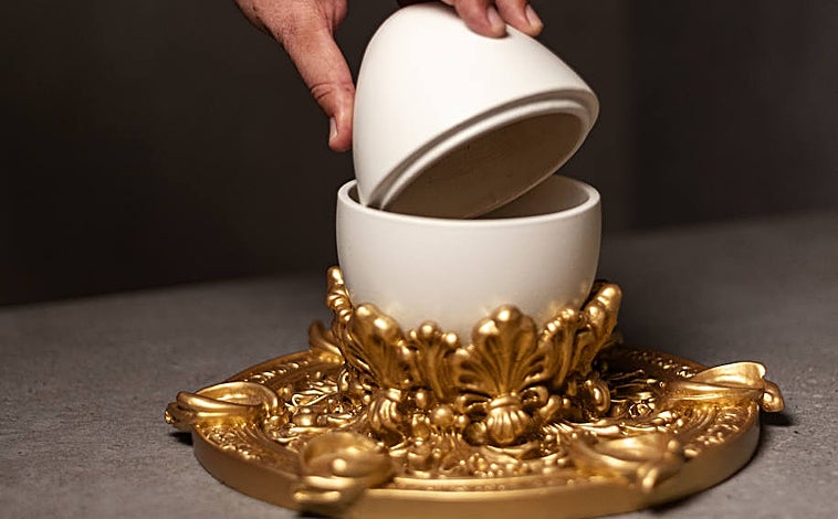 Imagen principal - Kiko Moya y algunos de los platos que diseñó para el nuevo SInestesia, en Madrid.