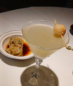 Imagen secundaria 2 - Sobre estas líneas, arriba, patas de pollo con salsa de abalón. Abajo, a la izquierda, arroz con pollo envuelto en hoja de loto. A la derecha, un cóctel de lichi para acompañar estos platillos de 'dim sum'