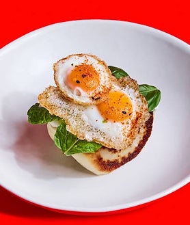 Imagen secundaria 2 - Sobre estas líneas, algunos de los espacios del nuevo StreetXO de Dubái de Dabiz Muñoz. Abajo, a la derecha, uno de los platos de su carta.