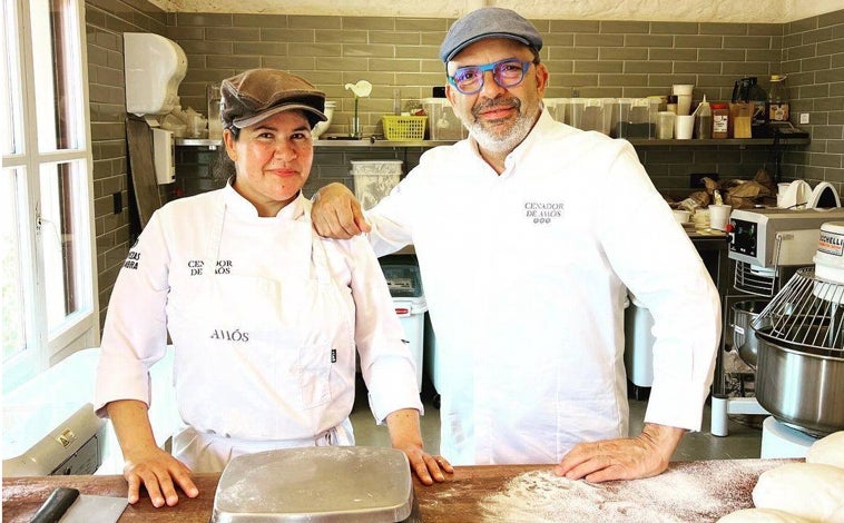 Imagen principal - Jesús Sánchez y la panadera de Amós. Debajo, una de sus cestas y el pan de Amós, premiado este año como el mejor pan de restaurante.