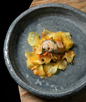 Imagen secundaria 2 - Sobre estas líneas, ostra homenaje a Haruki Murakami (arriba). Abajo, ostra 'Astro Sol' risolada con pan naam de comino. A la derecha, ostra escabechada sobre patatas fritas