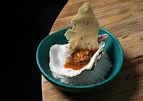 Imagen secundaria 1 - Sobre estas líneas, ostra homenaje a Haruki Murakami (arriba). Abajo, ostra 'Astro Sol' risolada con pan naam de comino. A la derecha, ostra escabechada sobre patatas fritas