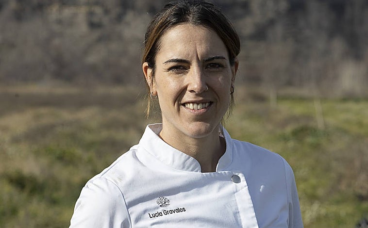 Imagen principal - Sobre estas líneas, la cocinera riojana Lucía Grávalos. Abajo, detalle de las servilletas y los cubiertos recuperados de anticuarios franceses para los servicios de Desborre