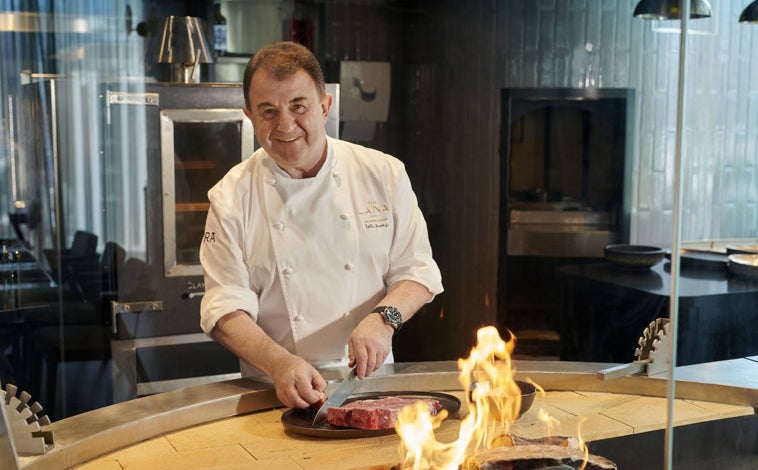 Imagen principal - Sobre estas líneas, Martín Berasategui en su nuevo restaurante Jara. Abajo, la sala y uno de los platos de su carta (ostra a la brasa)