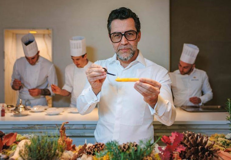 Quique Dacosta en la barra de bienvenida de Deessa, su dos estrellas Michelin en el hotel Mandarin Oriental Ritz de Madrid