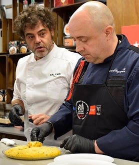 Imagen secundaria 2 - Sobre estas líneas, arriba, la tortilla ganadora del concurso, del restaurante Balear de Valdebebas (Madrid). Abajo, a la izquierda, los ganadores del certámen: Marcelino Alonso y Jorge Baeza (Balear); Celia Malán (Tortillas Etiqueta Negra) y Alejandro Oliveira (La Falda). A la derecha, el chef Baeza y Alonso, su asesor, durante la prueba.