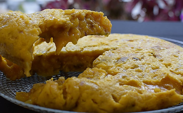 Imagen principal - Sobre estas líneas, arriba, la tortilla ganadora del concurso, del restaurante Balear de Valdebebas (Madrid). Abajo, a la izquierda, los ganadores del certámen: Marcelino Alonso y Jorge Baeza (Balear); Celia Malán (Tortillas Etiqueta Negra) y Alejandro Oliveira (La Falda). A la derecha, el chef Baeza y Alonso, su asesor, durante la prueba.