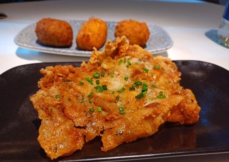 Imagen secundaria 1 - Sobre estas líneas, arriba, la berza jerezana. Abajo, a la izquierda, las tortillas de camarones, en primer plano, y la trilogía de croquetas caseras: txangurro, rabo de toro y de jamón ibérico. A la derecha, la fritura especial con pijotas, cazón calamares y langostinos rebozados.