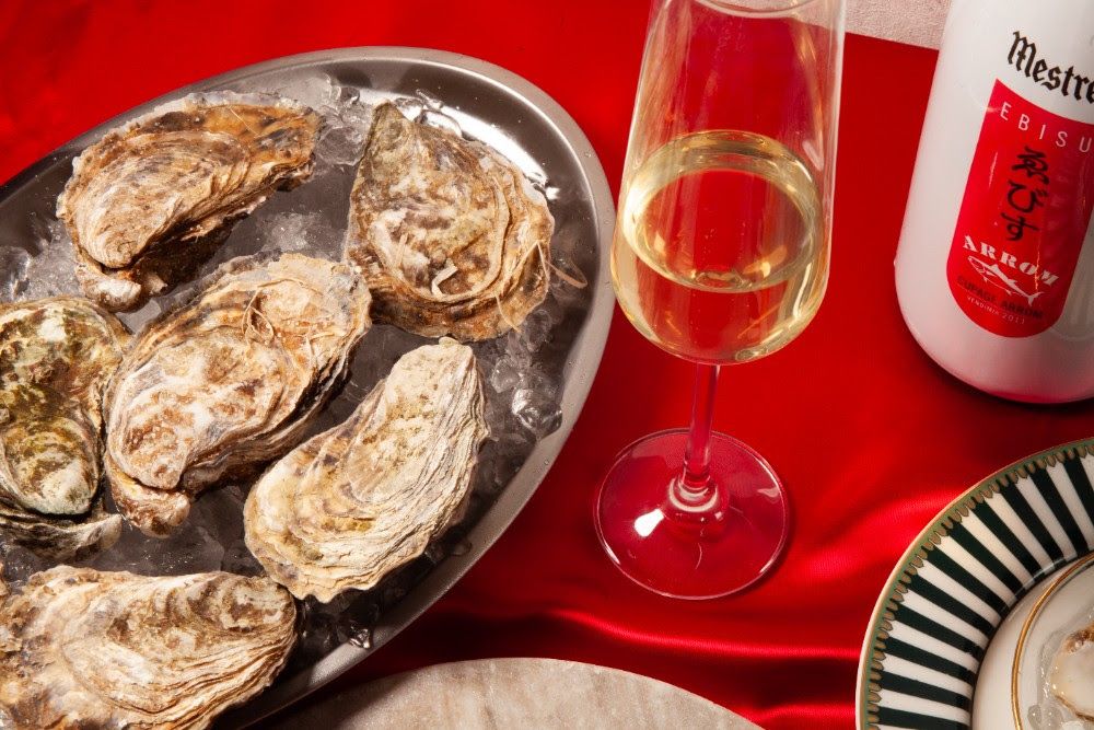 Un saku de akami de atún bluefin con calidad sushi, una botella de cava Ebisu by Mestres, ideal para maridar con pescado graso y, especialmente en crudo y una caja de doce unidades de Ostras Poget. Esa es la propuesta de Arrom para felicitar a padres gourmet en su día.  Esta empresa familiar catalana, y proveedora de algunos de los mejores restaurantes de España, se dedica a seleccionar y comercializar pescados y mariscos de alta calidad. Su producto estrella es el atún rojo.  Precio: 77.30€. Más información  aquí.  