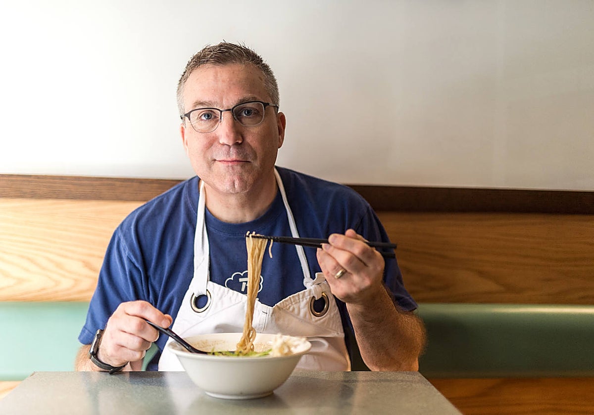 El chef estadounidense Ivan Orkin, dueño de Iván Ramen