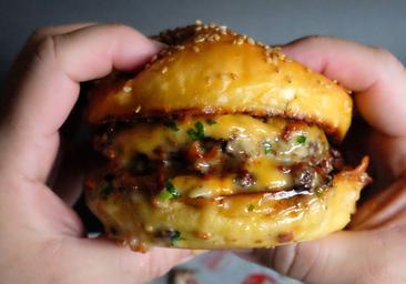 Esta es la mejor hamburguesa de España según un jurado con estrellas Michelín: dónde se vende y cuál es su precio
