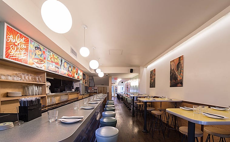 Imagen principal - El restaurante Ivan Ramen, de Nueva York, y algunos platos de su carta. 