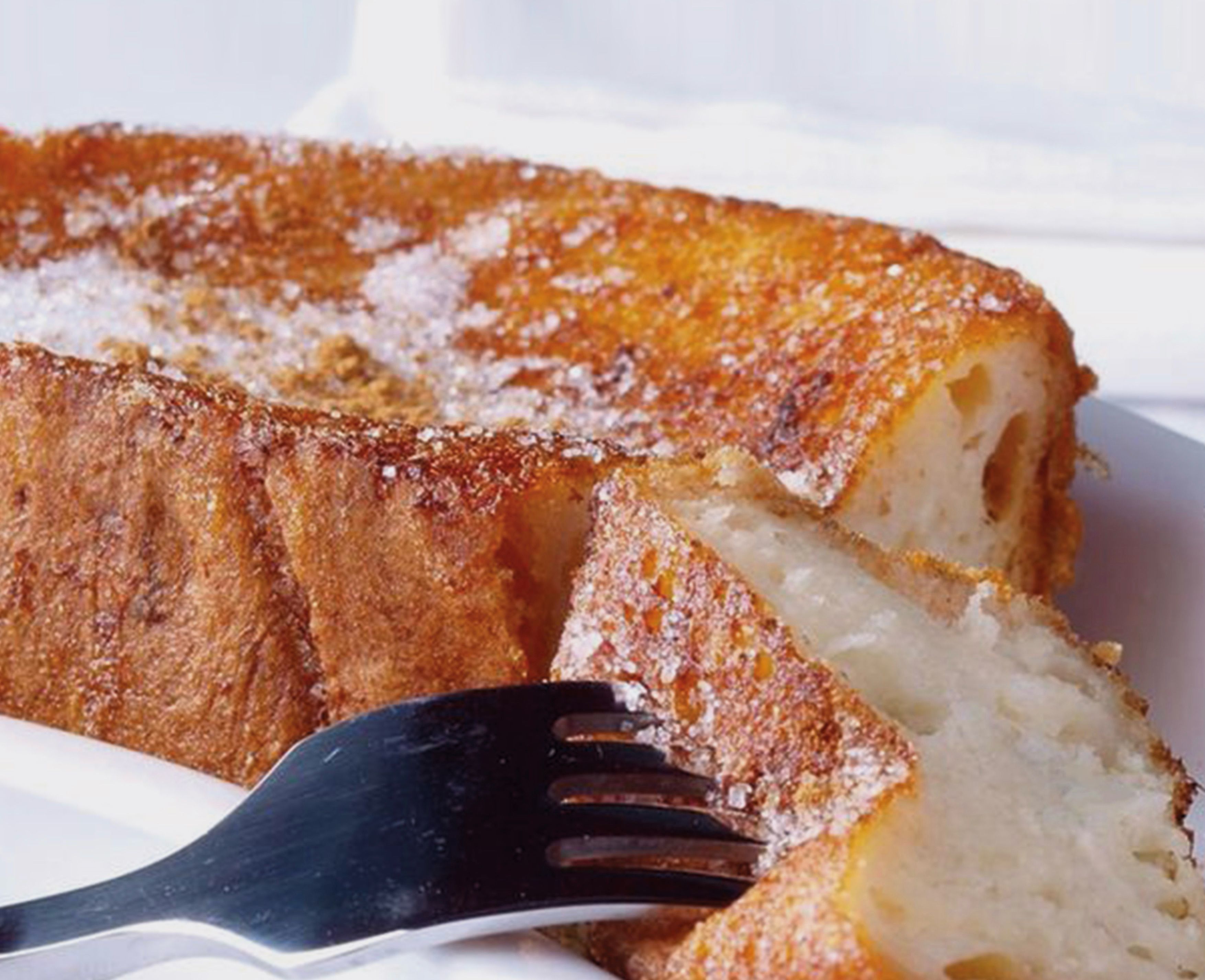 La Mallorquina elabora sus torrijas clásicas siguiendo la receta tradicional. Comienza con la elaboración de la masa de pan, hecho exclusivamente para sus torrijas, amasado y horneado cada día. Rebanadas de pan cortadas a mano y bañadas en leche aromatizada con canela, pasadas por huevo batido, fritas en aceite y, finalmente, cubiertas por azúcar y canela. Las envían a domicilio: 2 unidades 6,5€. Más información,  aquí . 
