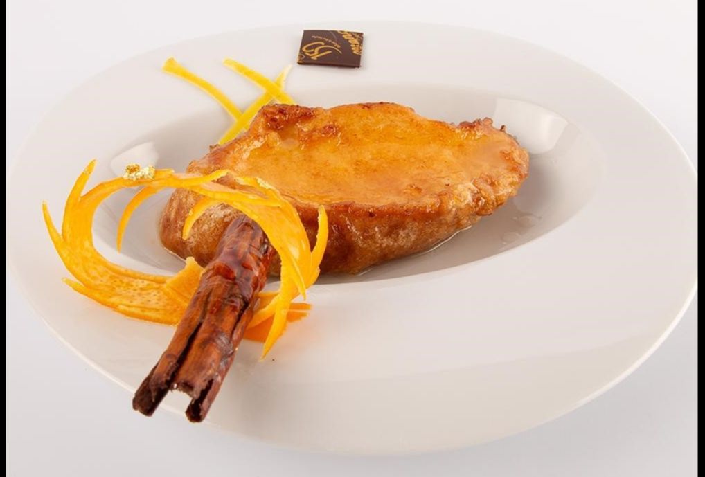 En Viena Capellanes presumen de haber mejorado este año su receta centenaria. El pan brioche de doble fermentación, que elaboran en el mismo obrador, se baña en una crema de leche enriquecida con nata y yema de huevo, e infusionada con canela y ralladura de limón y naranja. Tras dejar que el pan absorba este líquido, se pasan por huevo y se fríen hasta que estén doradas. Posteriormente, en el obrador madrileño terminan la elaboración con un almíbar. Más información,  aquí .