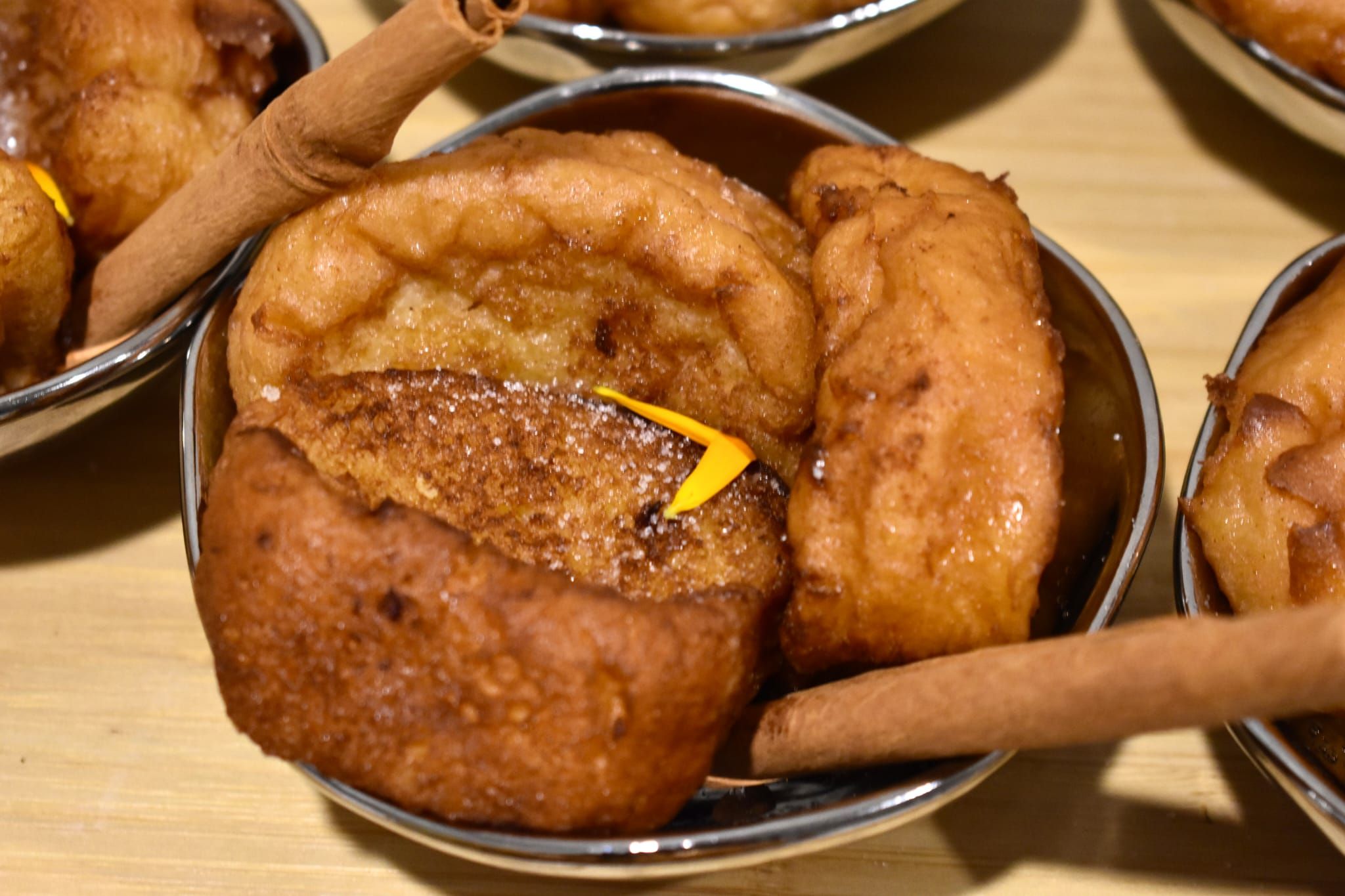 Juanyta Me Mata lleva a domicilio sus torrijas hechas con pan brioche en tres versiones. La tradicional, empapada en leche, huevo, azúcar y canela; la de té earl grey, con leche infusionada en té, huevo y azúcar; y una última con leche de coco y coco rallado. Más información y pedidos  aquí . Calle Zabaleta 1, Madrid.