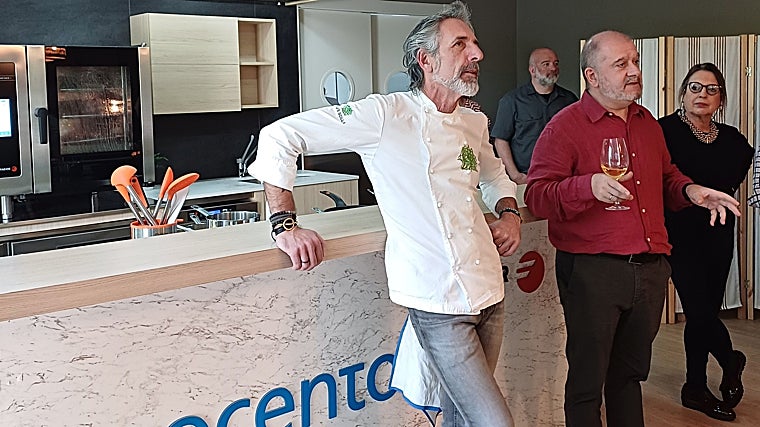 El chef Pepe Solla junto con Benjamín Lana y Roser Torras, en la sede de Vocento