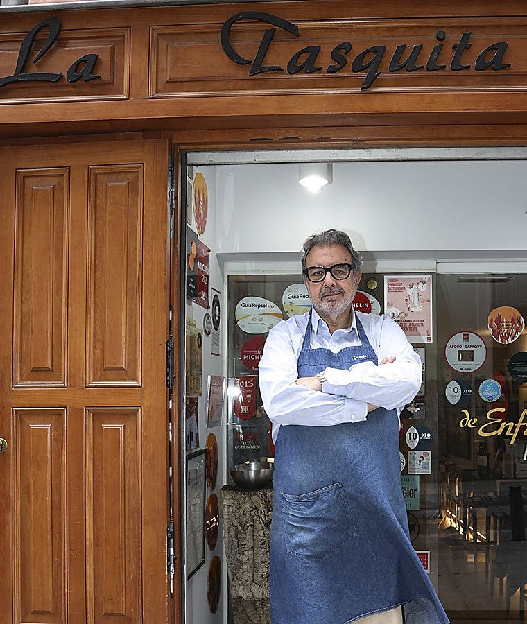 Juanjo López en la puerta de su restaurante, La Tasquita de Enfrente, en el 6 de la calle de Ballesta de Madrid