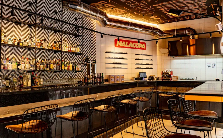 Imagen principal - Malacopa, el bar mexicano de Malasaña, y algunos de sus platos.