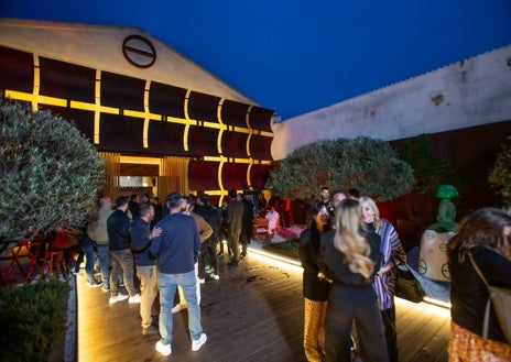 Imagen secundaria 1 - Algunos de los chefs internacionales invitados a Despesques 2024 pudieron ir a las marismas, el resto se quedó con las ganas debido al temporal de levante. En Aponiente se debió hacer la inauguración del encuentro, el resto de las ponencias se desarrolló en el Monasterio de la Victoria de El Puerto de Santa María.