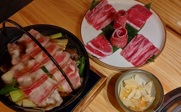 Imagen principal - Sobre estas líneas, arriba, sukiyaki en Ayala Japón. Abajo, a la izquierda, takoyaki (croquetas de pulpo). A la derecha, un surtido de nigiris con atún rojo, toro de atún, salmón y lubina