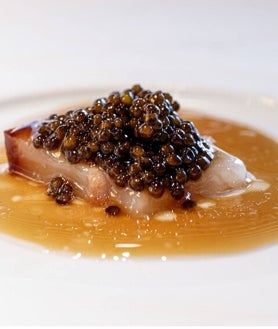 Imagen secundaria 2 - Atrio. Debajo, in plato de bogavante en glaseado de ibérico, curry verde y poleo; el otro, de flan de papada ibérica y caviar.