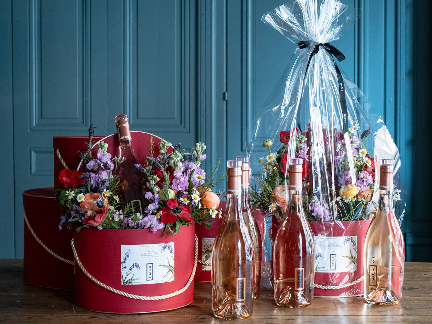 Bodegas Habla se ha unido a la floristería Sally Hambleton para crear un regalo muy especial: se trata de una sombrera con un espectacular ramo y una botella de su Habla de tí rosado. Esta edición limitada está disponible hasta el 15 de mayo. .