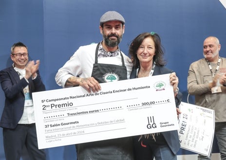 Imagen secundaria 1 - Sobre estas líneas, Javier Olmedo, ganador del concurso. Abajo, a la izquierda, el subcampeón José Ángel Torrado. A la derecha, uno de los cortes practicados durante el campeonato.