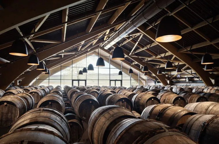 Nueva sala de barricas de la bodega Joseph 2.0 de Krug en Ambonnay, Francia