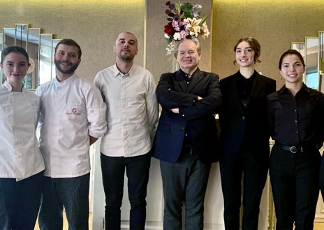 Imagen secundaria 1 - Sala del restaurante Allégorie de Madrid. Abajo, parte del equipo de este espacio liderado por el chef francés Romain Lascarides y Pierre Couturier (juntos en el centro de la imagen sobre estas líneas). A la derecha, uno de los platos de su menú a 30 euros.