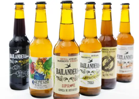 Imagen secundaria 1 - La fábrica de Cervezas Bailandera, en la sierra de Madrid; las cervezas que elabora y la edición especial para Madrid Edition. 