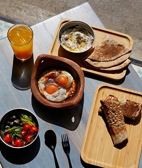 Imagen secundaria 2 - Makan, en la calle del Espíritu Santo. Los dos socios, Álex Mteiny y Manu Manzano, el brunch.