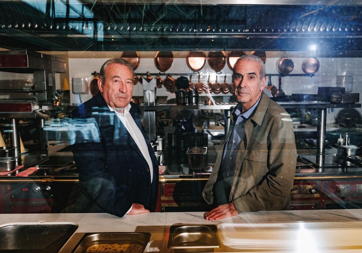 Carmelo Pérez y Esteban Sánchez-Torres, responsables del menú que se sirvió en la boda real de Don Felipe y Doña Letizia, posan en las cocinas de Saddle, el restaurante de Madrid que ocupa el espacio del extinto Jockey desde el que se fraguó el gran banquete nupcial que se sirvió el 22 de mayo de 2004 en el Palacio Real ante 1.700 invitados