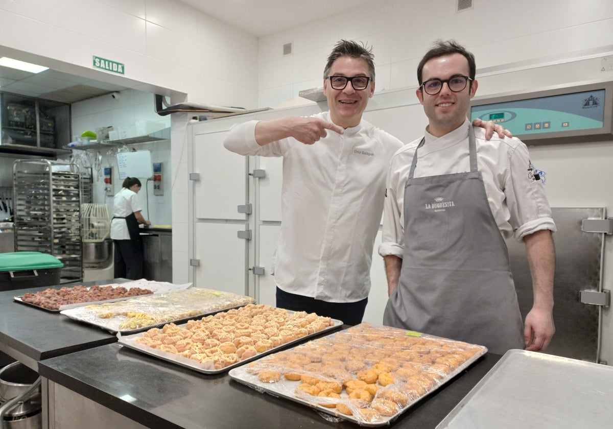 Oriol Balaguer y Gael Zandstein, pastelero jefe de La Duquesita, en el obrador de este espacio centenario de Madrid