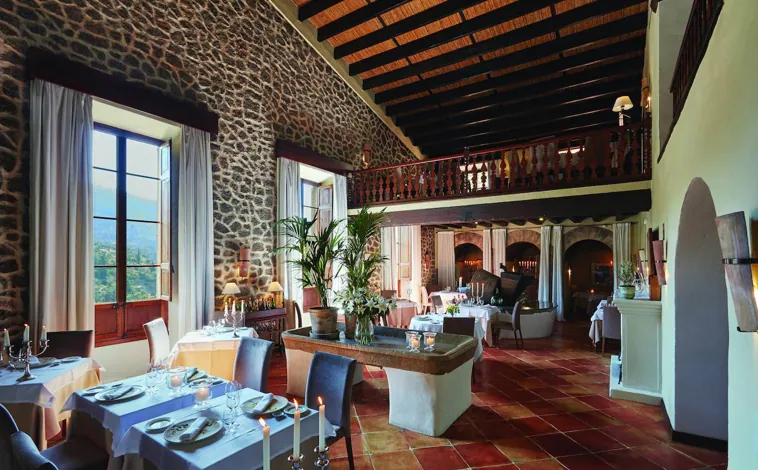 Imagen principal - Restaurante El Olivo, situado en una almazara antigua; el chef  Pablo Aranda y el plato de tomate Ramallet.