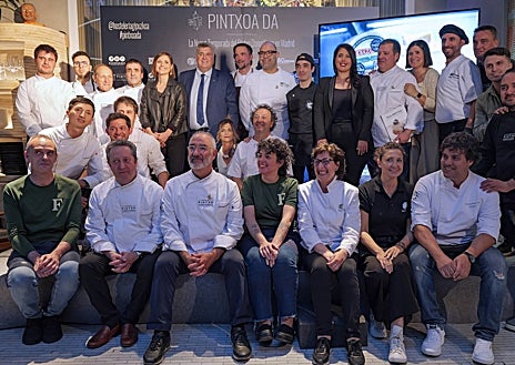Imagen secundaria 1 - Sobre estas líneas, arriba, Jesús Santamaría, presidente del Instituto del Pintxo de Donostia/San Sebastián. Abajo, a la izquierda, foto de familia de los participantes en la 'Pintxoa Da' en Madrid en la que se presentó la Guía del Pintxo de 2024. A la derecha, Kino Martínez, secretario general de la Asociación de Empresarios de Hostelería de Guipúzcoa
