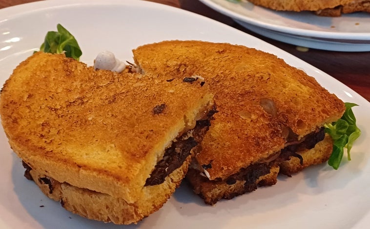 Imagen principal - Sobre estas líneas, arriba, sándwich 'Abelito' de Barmitón. Abajo, a la izquierda, el pollo crujiente con curry rojo. A la derecha, brócoli con curry francés