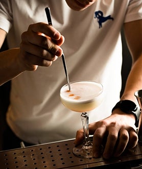 Imagen secundaria 2 - El guacamole de Cabrón, que sirve con una serie de salsas, mango troceado y nachos; su decoración y su cóctel Sotol Sour. 