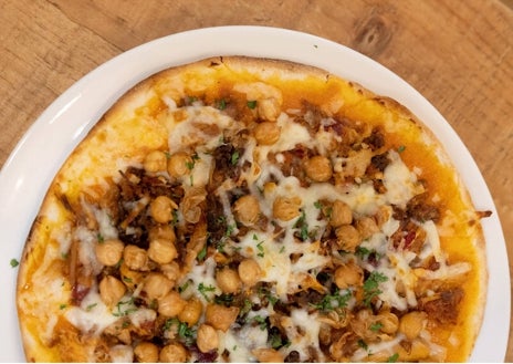 Imagen secundaria 1 - El cocido, la pizza de ropa vieja y los buñuelos de manzana de La Rayúa, en Madrid.