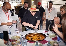 Se inspira en la paella de pollo que hacen en su casa y gana este importante concurso de arroces de Valencia