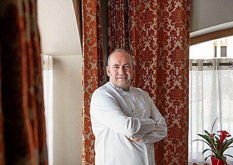 Imagen secundaria 1 - Sobre estas líneas, arriba, Josep Gregorio, chef de El Portalet. Abajo, a la izquierda, Marc Nus, de Era Coquela. A la derecha, Álex España, chef de El Ticolet