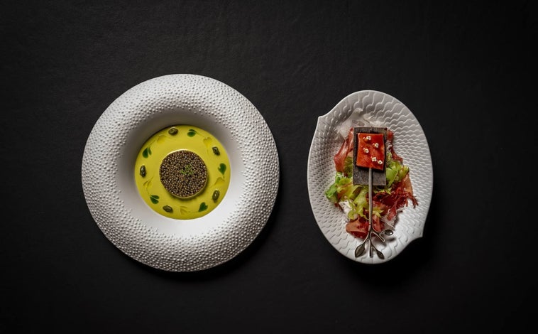 Imagen principal - Atún, caviar y pistacho en la primera foto, pez de San Pedro, meunière de ciruela ácida ligeramente ahumada, puré de chirivía y remolacha encurtida y, por último, un plato de brocheta de ventresca bañada en su propia salsa