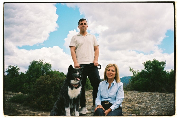 Miguel Caño y su madre, Rosa León, posan para ABC en un alto a las afueras de Haro junto a Kyoto, el perro 'akita inu' de la familia