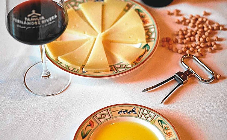 Imagen principal - Arriba, una cata en las visitas a las bodegas. Abajo a la izquierda, el lagar del siglo XVI y a la derecha, las bodegas subterráneas de Dehesa de la Granja.