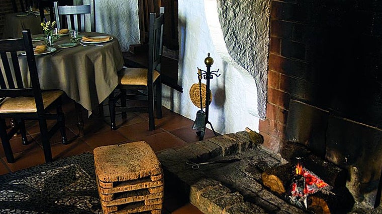 El local tiene tres pequeños salones rústicos