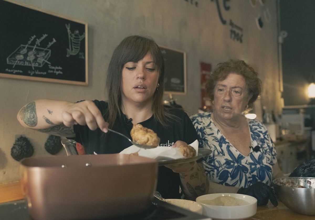 La chef Lara Roguez y su madre, Ana María Díaz, cocinando juntas en la barra de Abarike, en Gijón