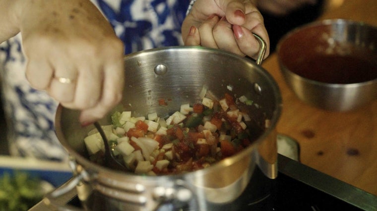 Hortalizas en la olla para hacer el pisto