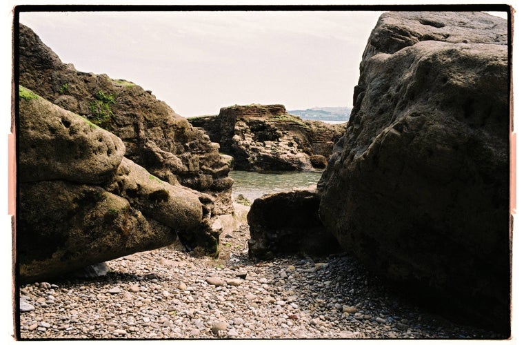 Cala de La Cantábrica, en Gijón, rodeada de rocas