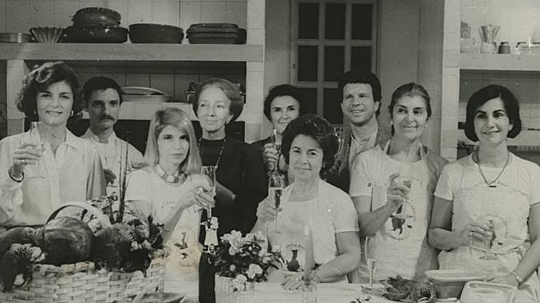 Madrid, diciembre de 1984. La plana mayor de la Escuela Juan de Altimiras: Helena Lind, Jacques Lanusse, Cristina González Haba, Clara María González de Amezúa, Amparo Soler, Lourdes March, Richard Stephens, Pilar Jordana e Isabel Maestre, levantan sus copas para brindar con los lectores de ABC por la Navidad y la fiesta gastronómica que acompaña siempre a estas fechas