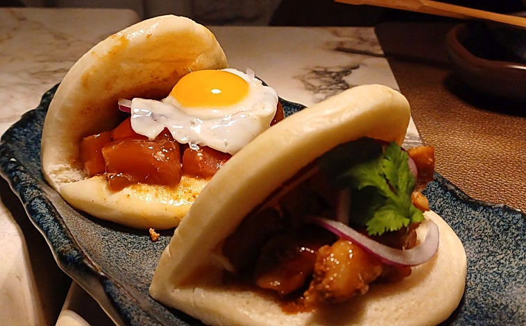 Imagen principal - Sobre estas líneas, arriba, los baos artesanos de atún rojo salvaje y de secreto ibérico. Abajo, a la izquierda, los maki de atún picante. A la derecha, las gyozas.