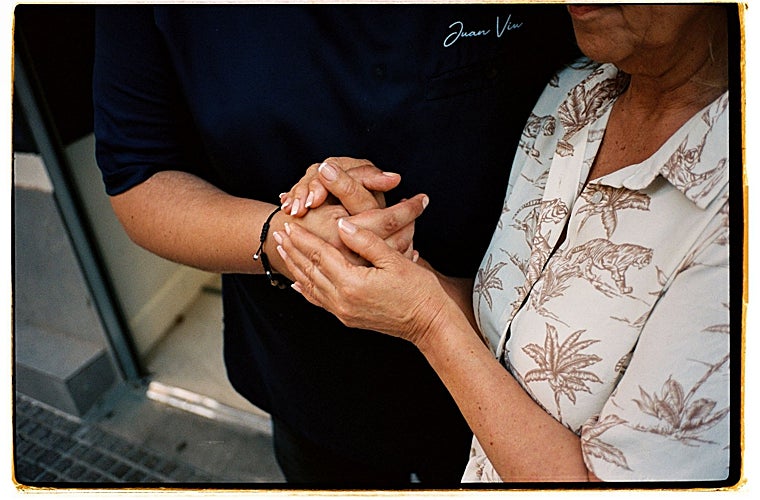 Sobre estas líneas, las manos de Pepi Martínez rodeando las de su hijo, el chef Juan Viu, a las puertas del restaurante Mare que abrió en solitario hace un año en Cádiz